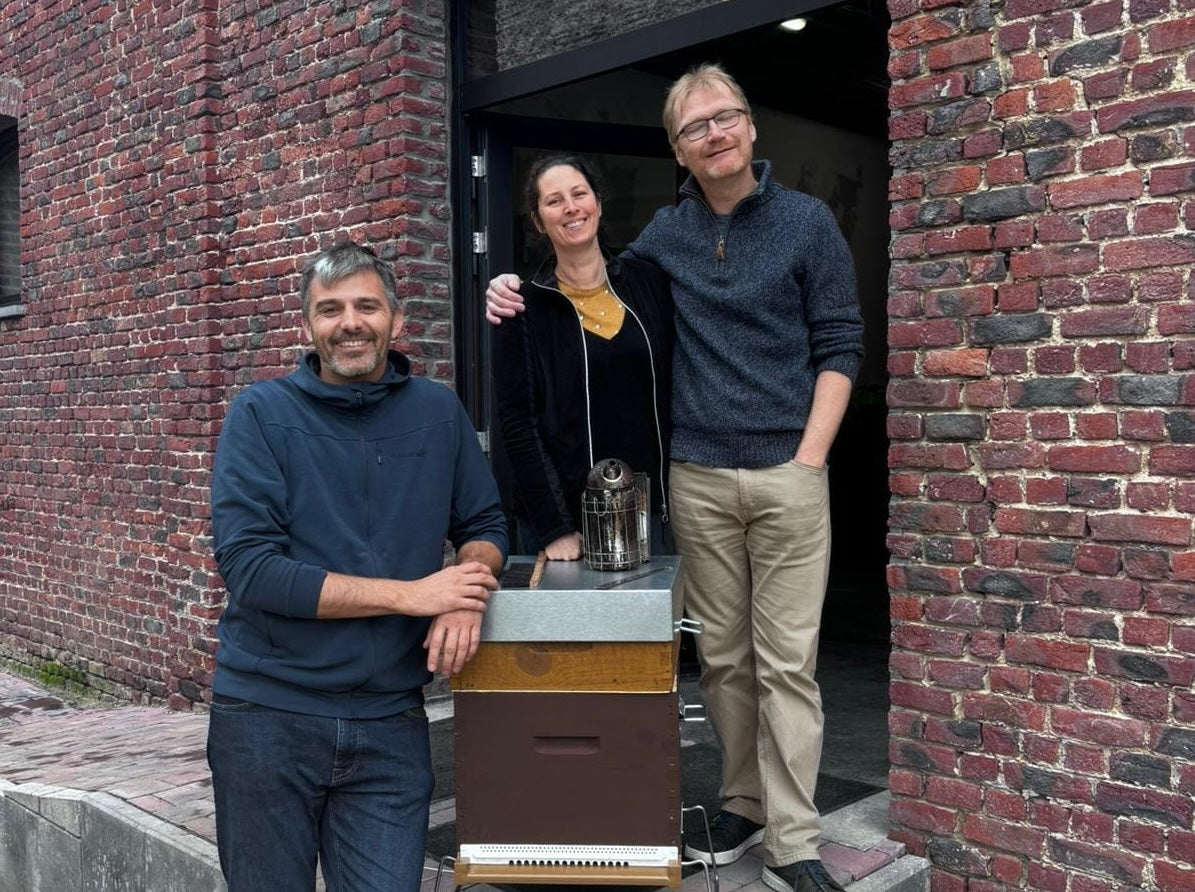 Derrière le miel : une passion à trois voix